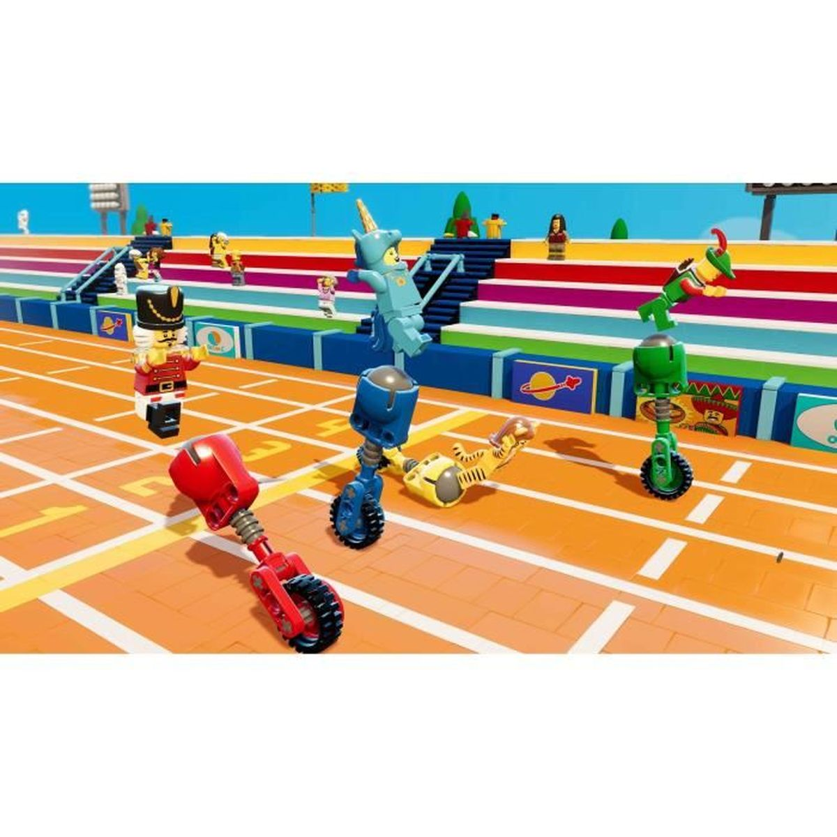 Personaggi Lego corrono su una pista. I personaggi includono uno schiaccianoci, un unicorno e una figura verde su monocicli. La pista è arancione.