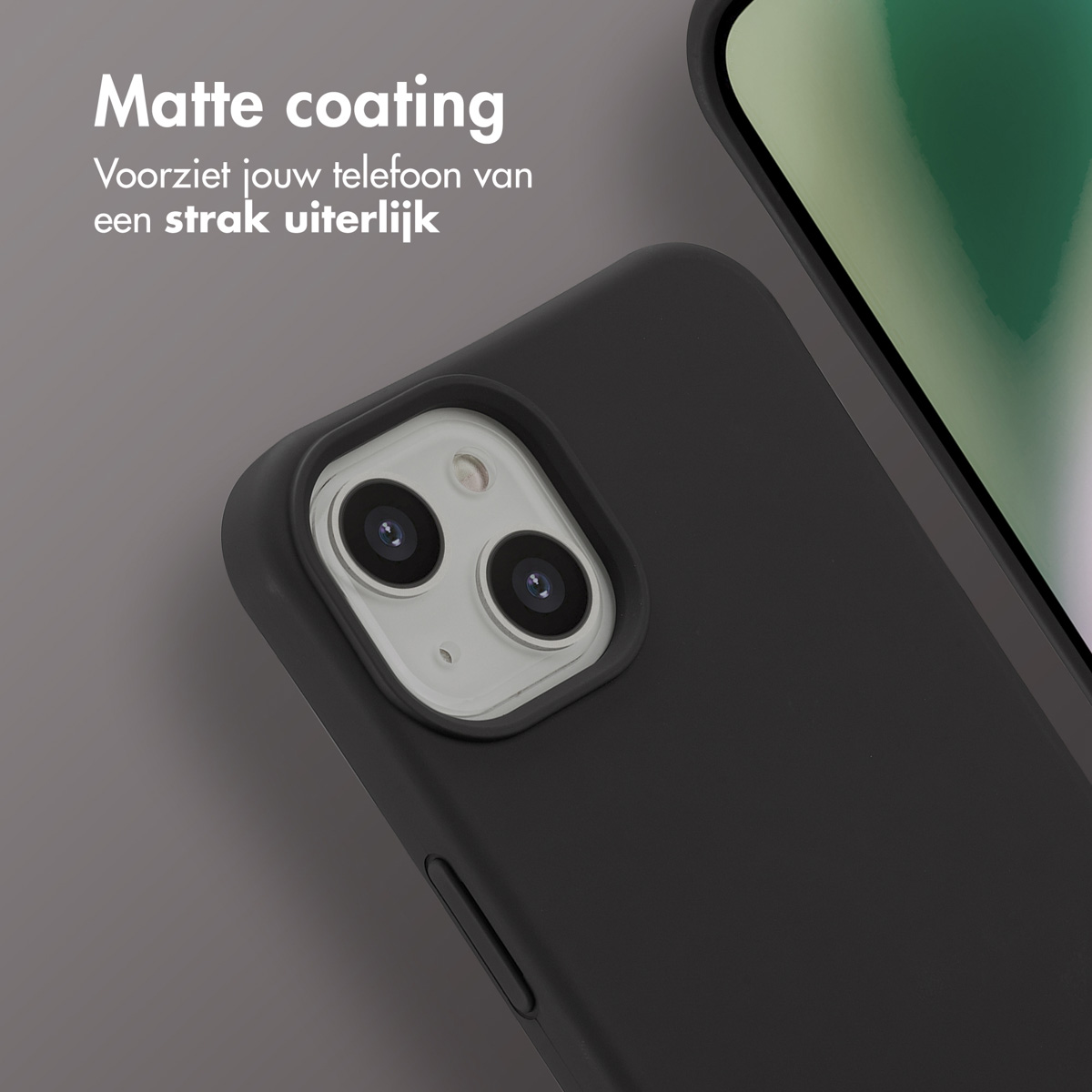 Close-up van een zwarte telefoonhoes met matte afwerking, met de cameralenzen. De achtergrond is een lichtgrijze ondergrond.