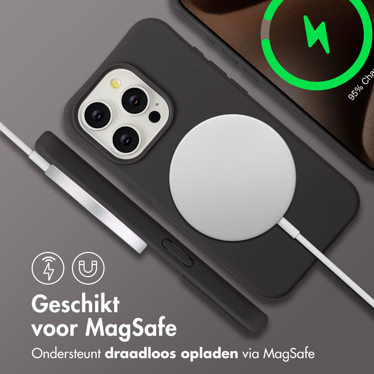 iPhone op een draadloze oplader. De telefoon zit in een zwarte hoes, laadt op 95%. Een witte oplader in het midden.
