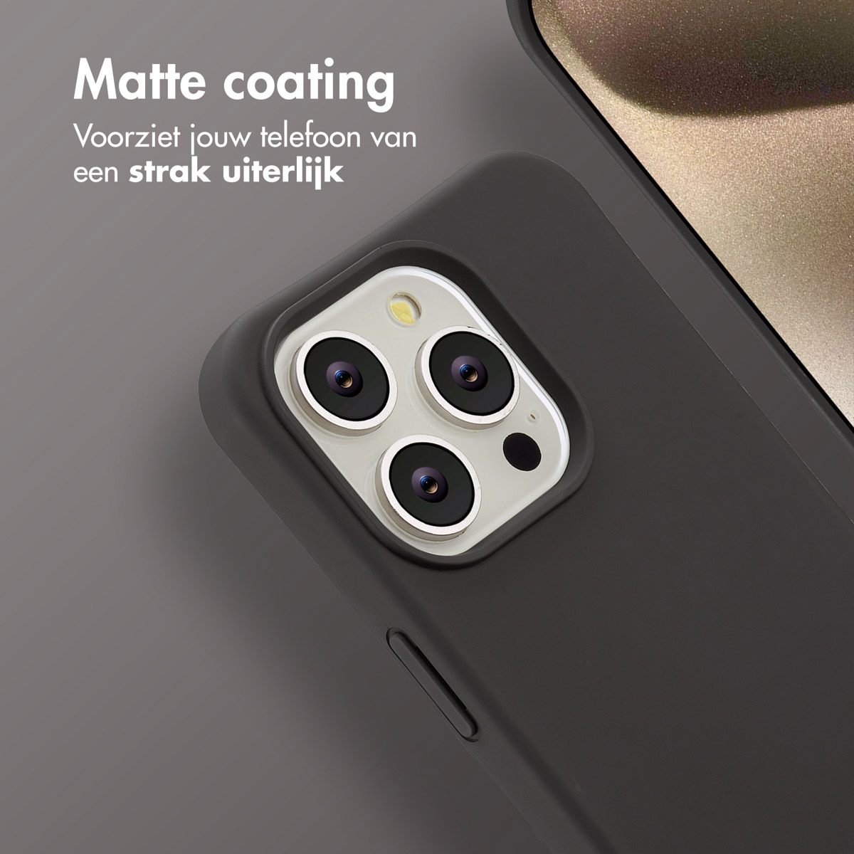 Close-up van een zwarte telefoonhoes met cameralens. Tekst: Matte coating. Telefoon ligt op een grijze ondergrond.