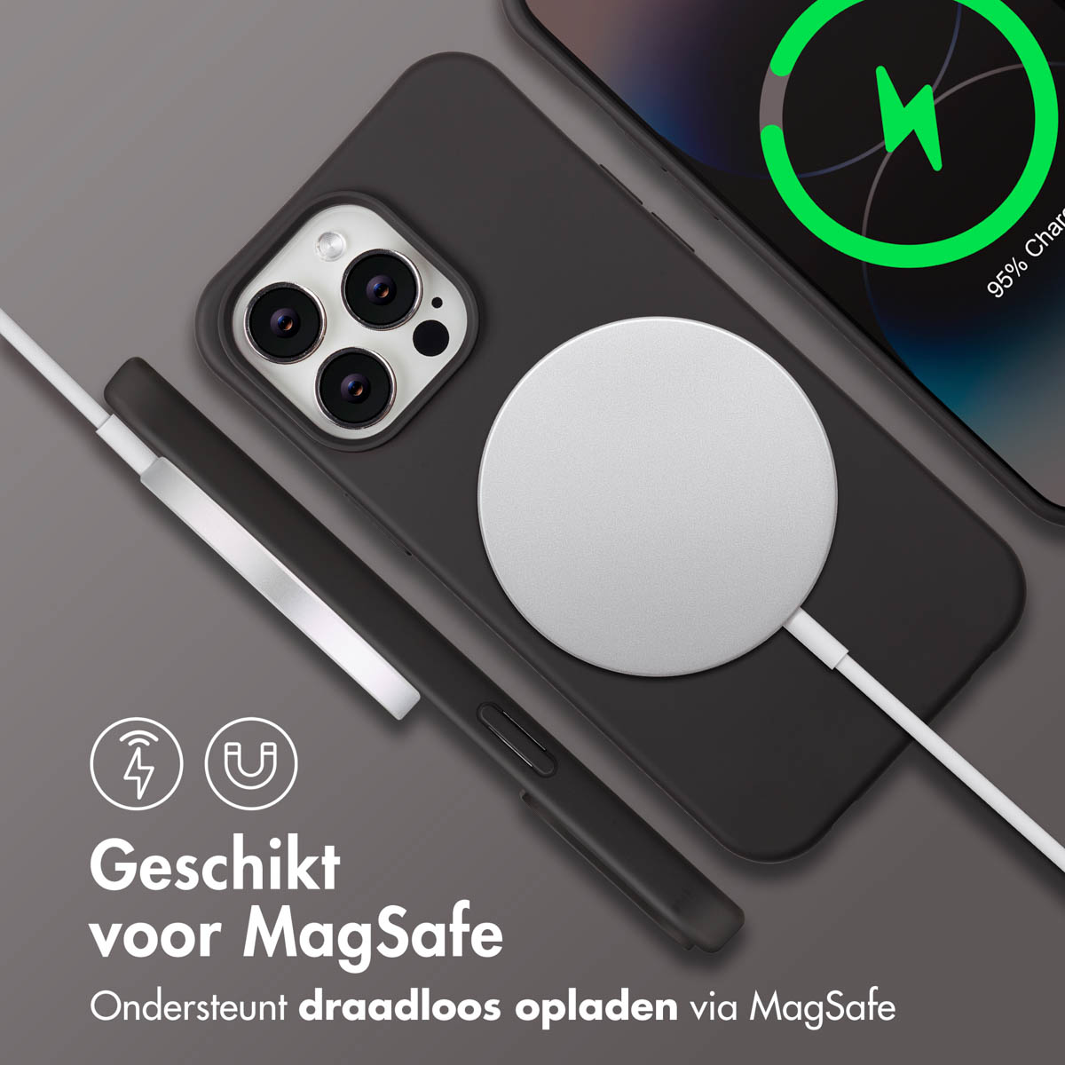 Een telefoon met een zwarte hoes laadt draadloos op. Een witte oplader is aangesloten. Tekst: Geschikt voor MagSafe.