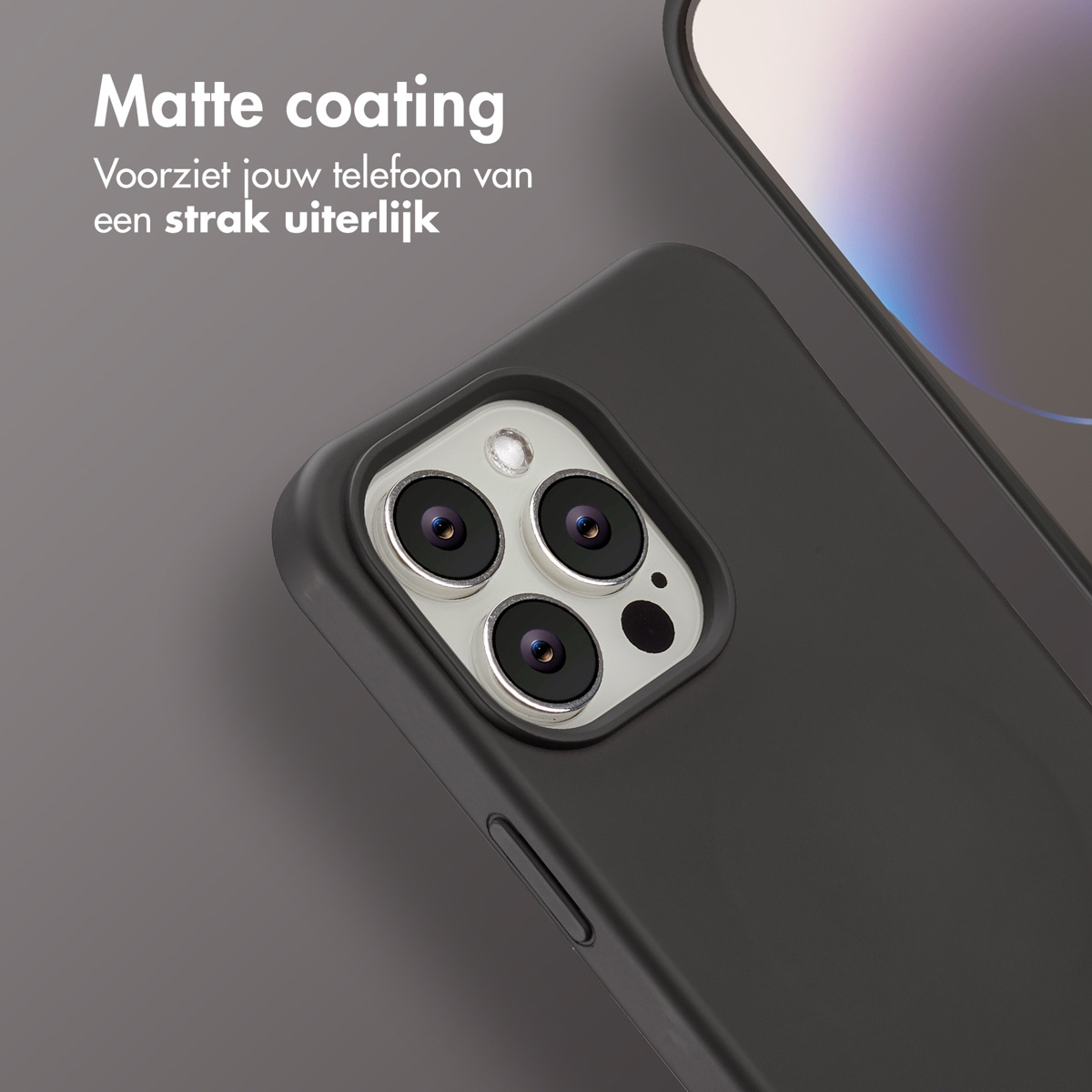 Close-up van een zwarte telefoonhoes met cameralenzen. Matte coating tekst is zichtbaar, evenals een telefooncontour op de achtergrond.