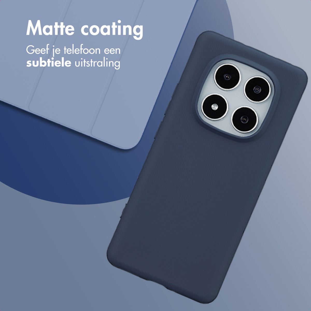 Une coque de téléphone bleu foncé avec appareil photo, partiellement sur fond bleu clair. Texte: 'Revêtement mat', 'éclat subtil'.