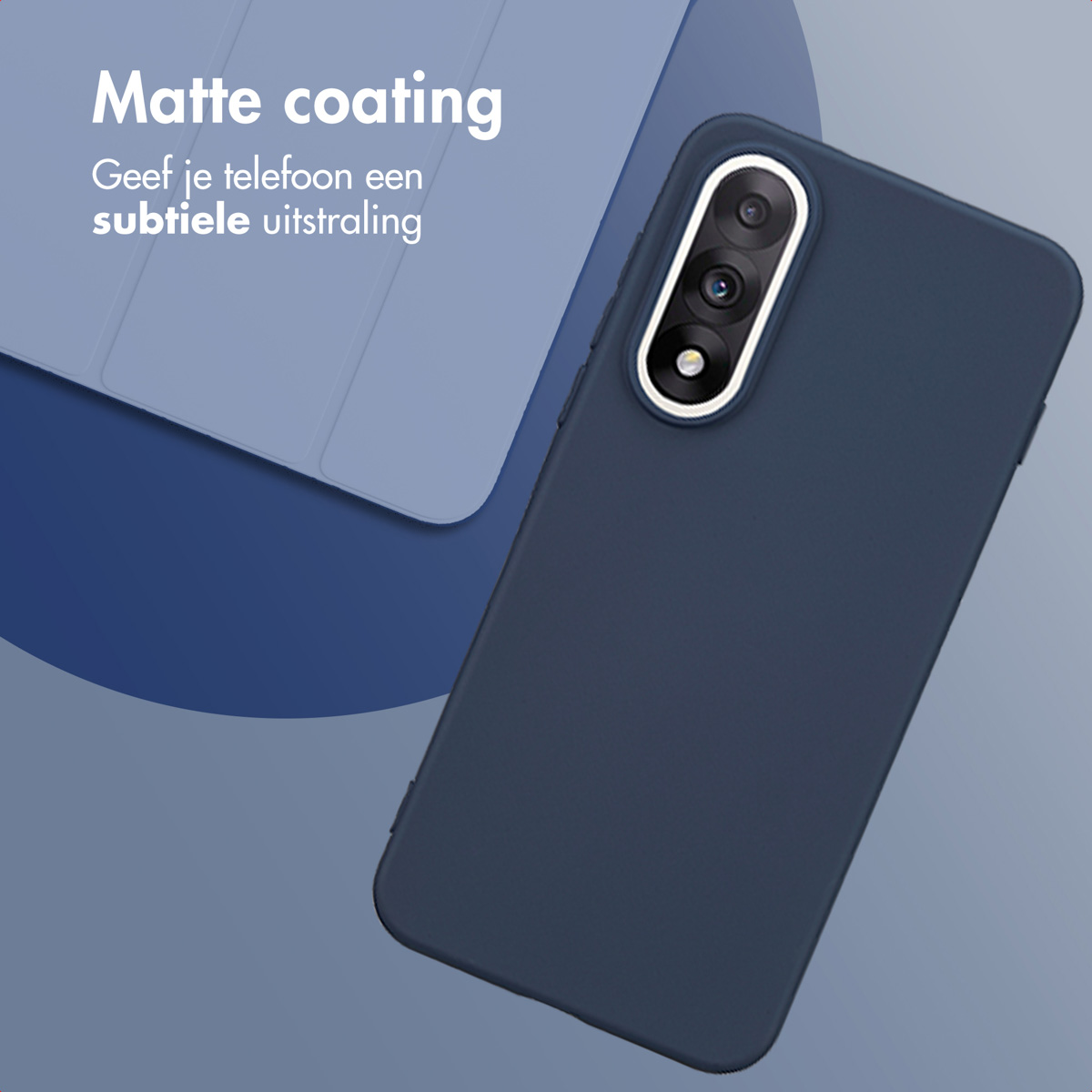 Une coque de téléphone bleu marine avec un module caméra est présentée. L'arrière-plan présente une surface bleu clair et du texte indiquant un revêtement mat.