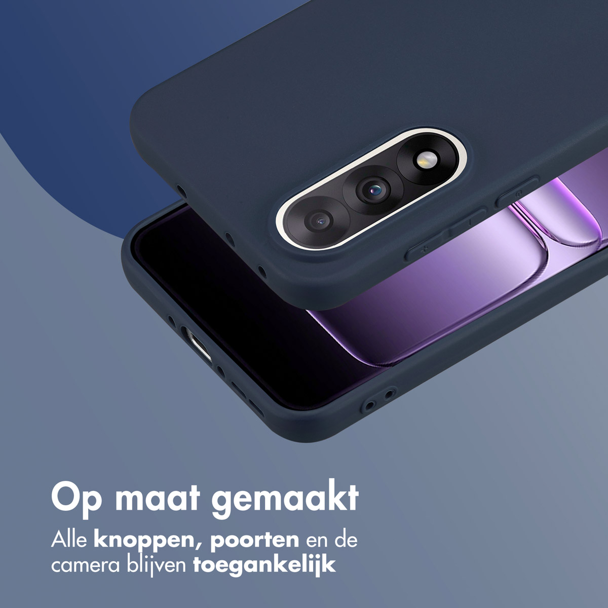 Une coque de téléphone bleu marine est posée sur un téléphone. La coque a des découpes pour l'appareil photo et les boutons. Le texte en bas dit 'Fait sur mesure'.