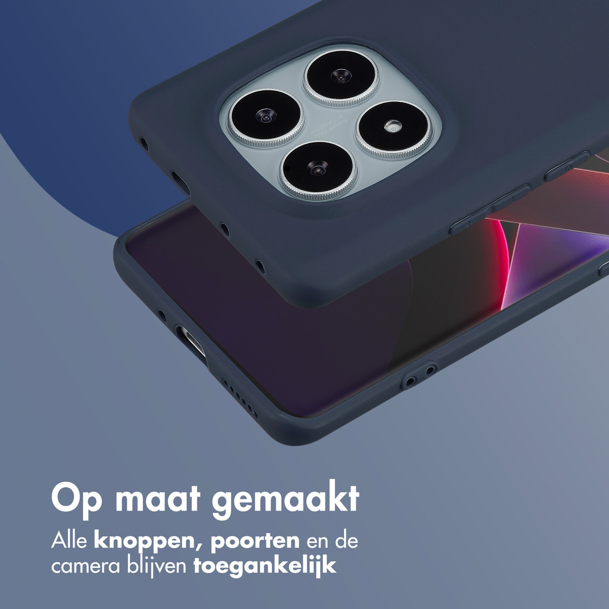 Une coque de téléphone bleu foncé sur un téléphone à écran violet. La coque a des découpes pour l'appareil photo et les ports.