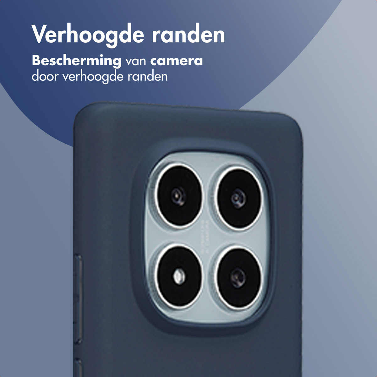 Gros plan d'une coque de téléphone bleu foncé avec un module caméra. Le module a quatre lentilles. Texte en néerlandais : « Bords surélevés ».