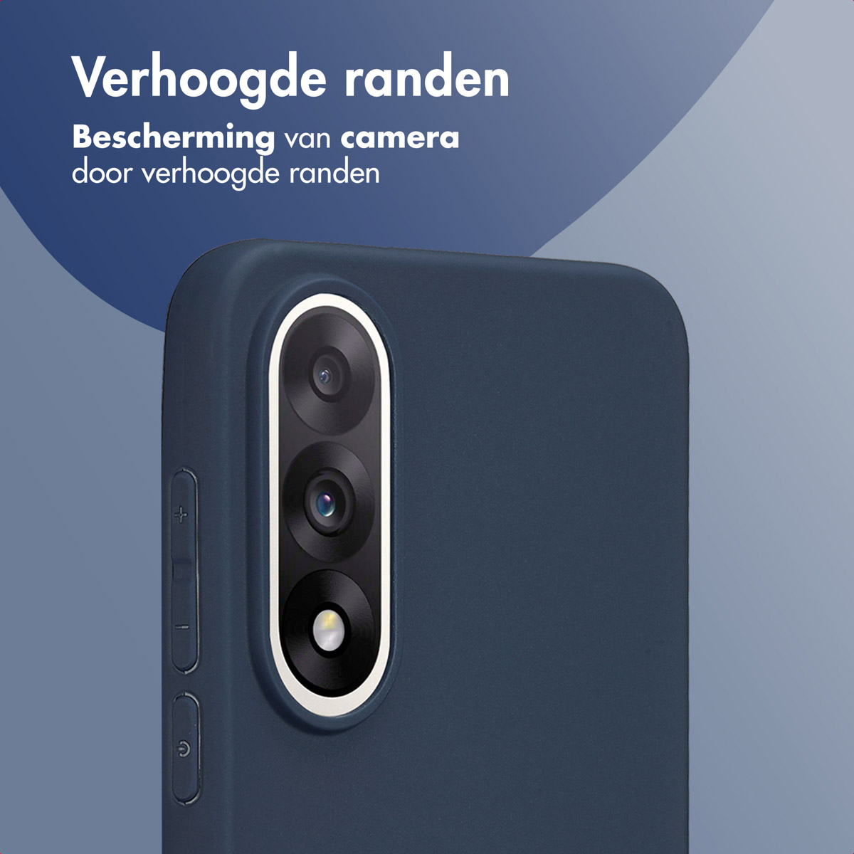 Gros plan sur une coque de téléphone bleu foncé avec un module caméra. L'étui a des bords surélevés. Texte: 'Verhoogde randen', néerlandais pour 'Bords surélevés'.
