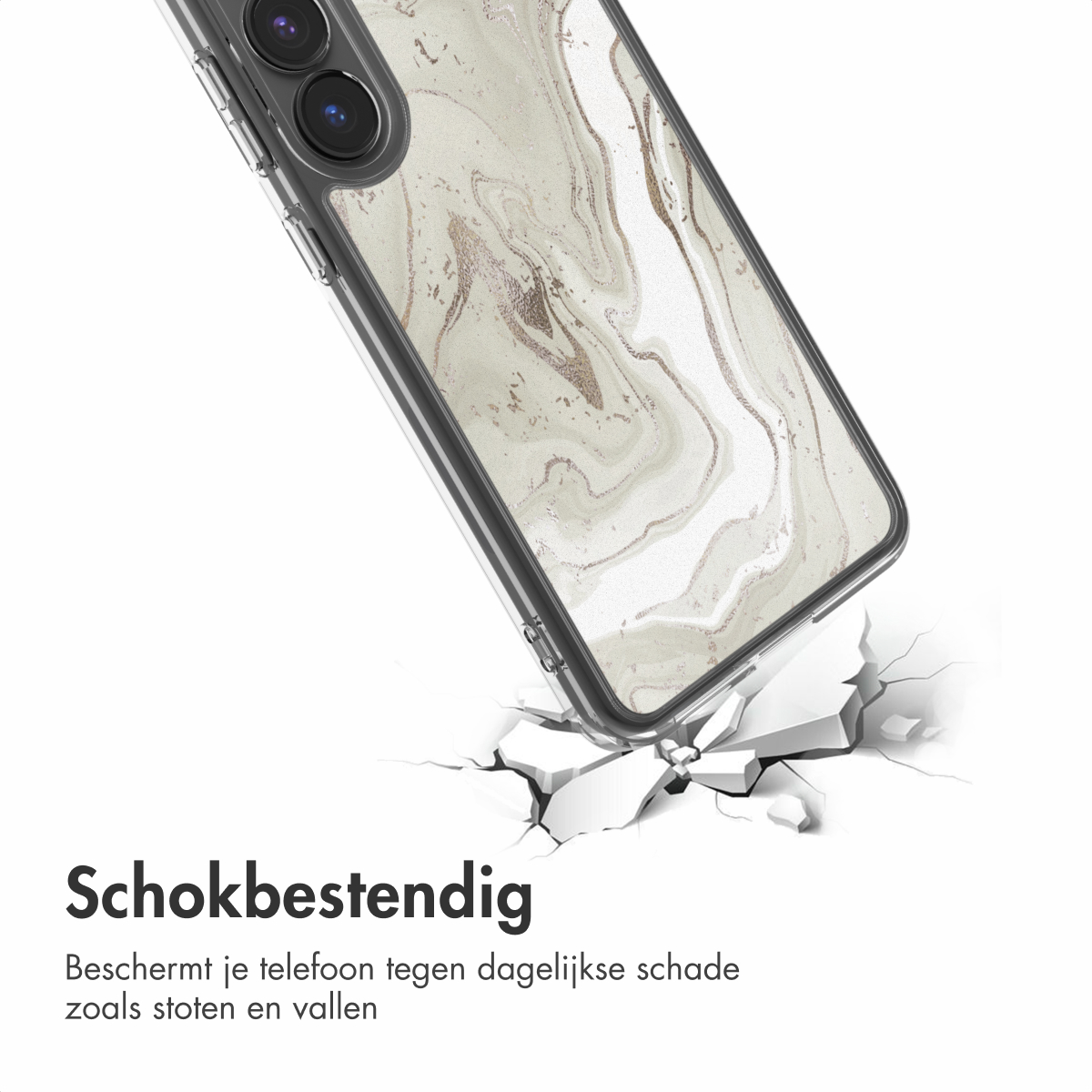 Een telefoonhoesje met een marmerpatroon breekt een oppervlak. Het is zwart, grijs en wit met een gouden patroon. De telefoon heeft twee camera's.