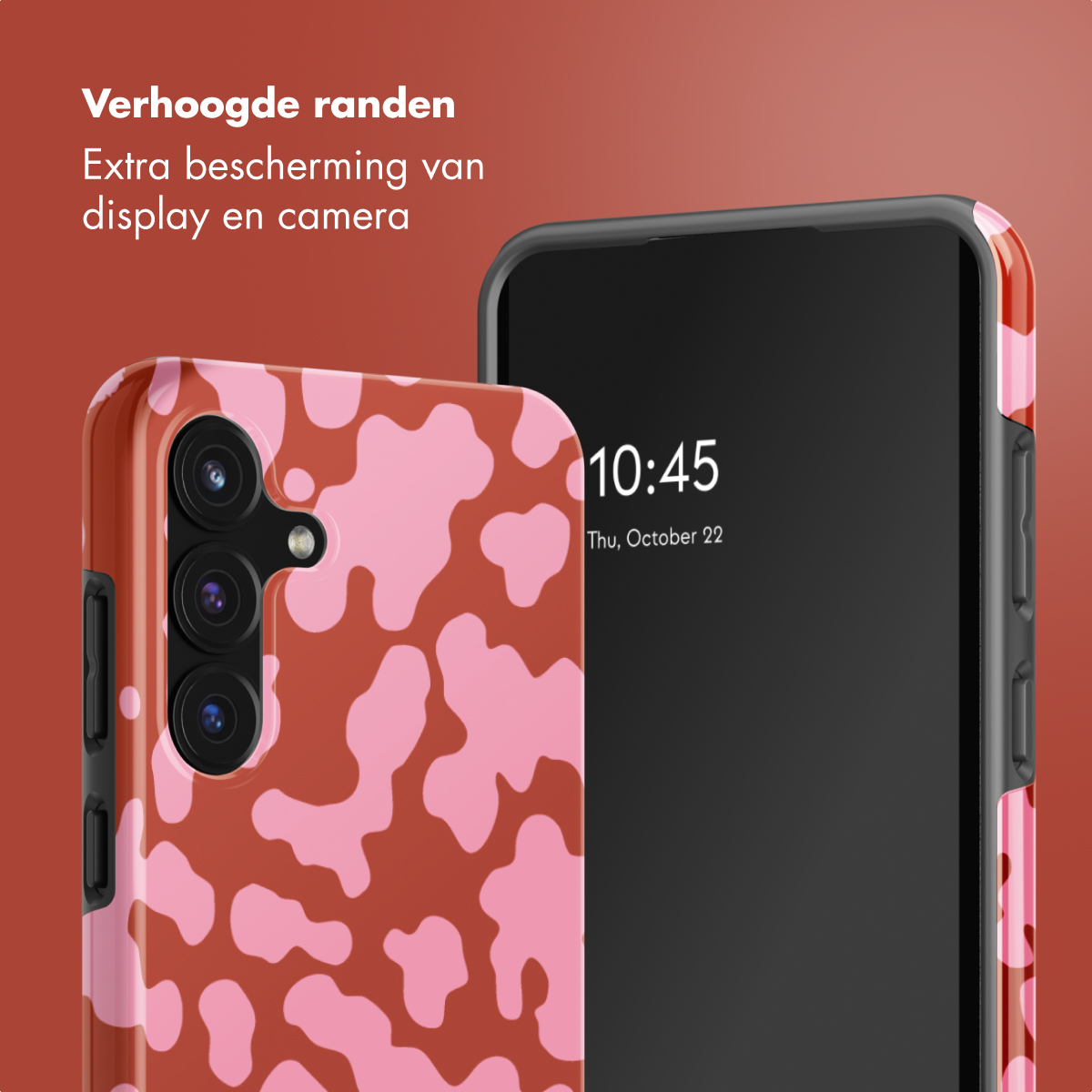 Ein Telefon mit einer rosa-braun gemusterten Hülle wird gezeigt. Der Bildschirm zeigt die Uhrzeit an. Der Text lautet: extra Schutz für Display und Kamera.