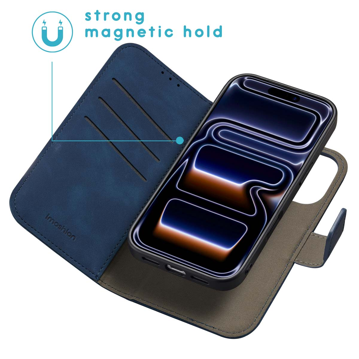 Een telefoon in een blauwe lederen hoes met magnetische sluiting. Het scherm van de telefoon is zichtbaar en de hoes heeft kaartsleuven.