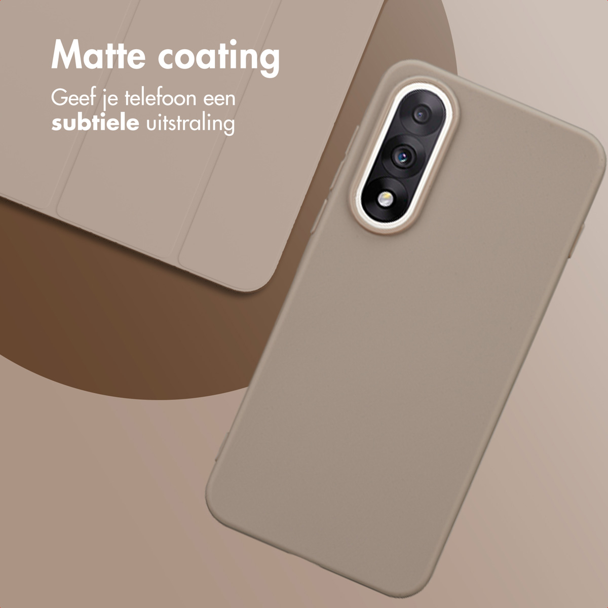 Una custodia per telefono e parte della cover sono su sfondo marrone. La custodia è beige, con modulo fotocamera. Testo: Rivestimento opaco.