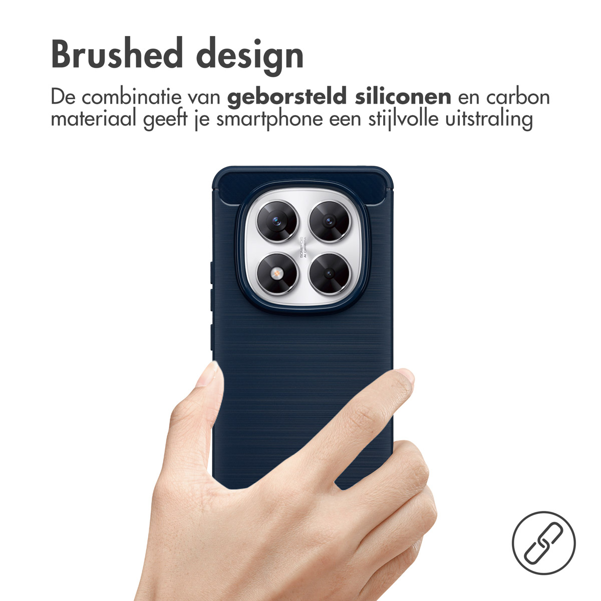 Een hand houdt een marineblauwe telefoonhoes vast. De hoes heeft een geborsteld ontwerp. Tekst in het Nederlands en een link-icoon op de achtergrond.