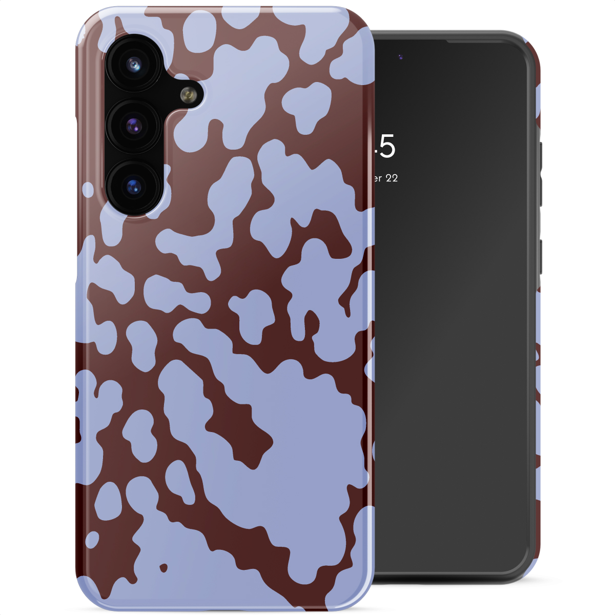 Uno smartphone con una custodia marrone e blu a fantasia. Lo schermo del telefono è nero, mostra l'ora. La custodia ha una stampa di mucca.
