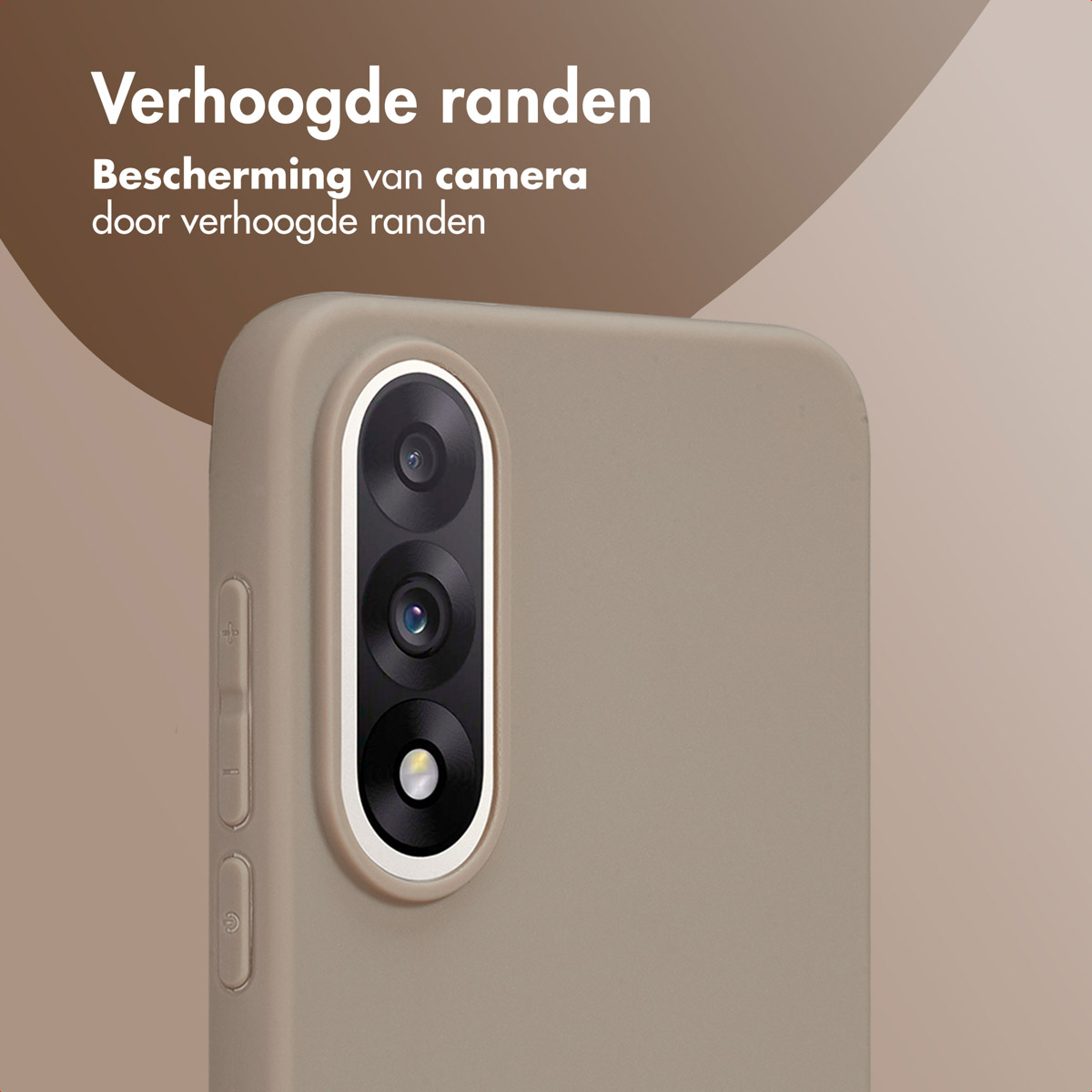 Primo piano di un telefono con custodia beige. La fotocamera ha tre lenti. Testo olandese: 'Bordi rialzati' e 'Protezione fotocamera'.