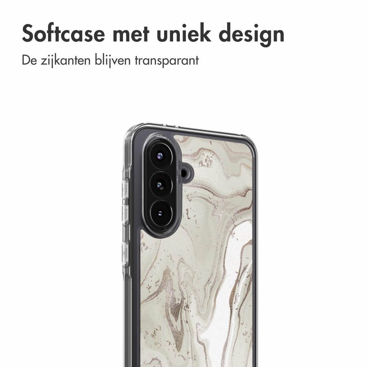 Een telefoonhoesje met een marmerontwerp. De hoes is transparant met een patroon van wit, grijs en goud. De telefoon heeft drie camera's.
