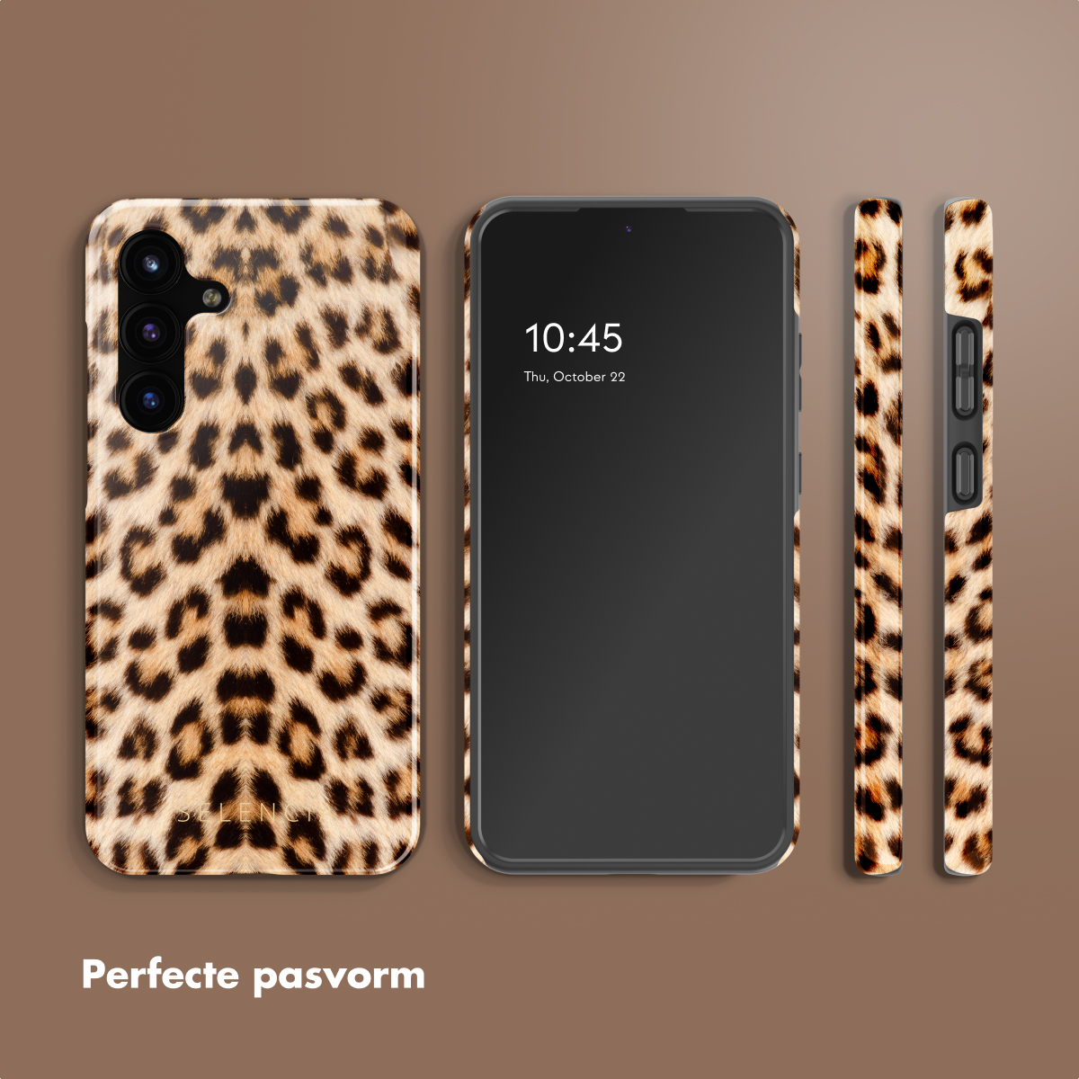 Un telefono e tre cover con un design a stampa leopardata. Il telefono mostra l'ora. Lo sfondo è marrone.