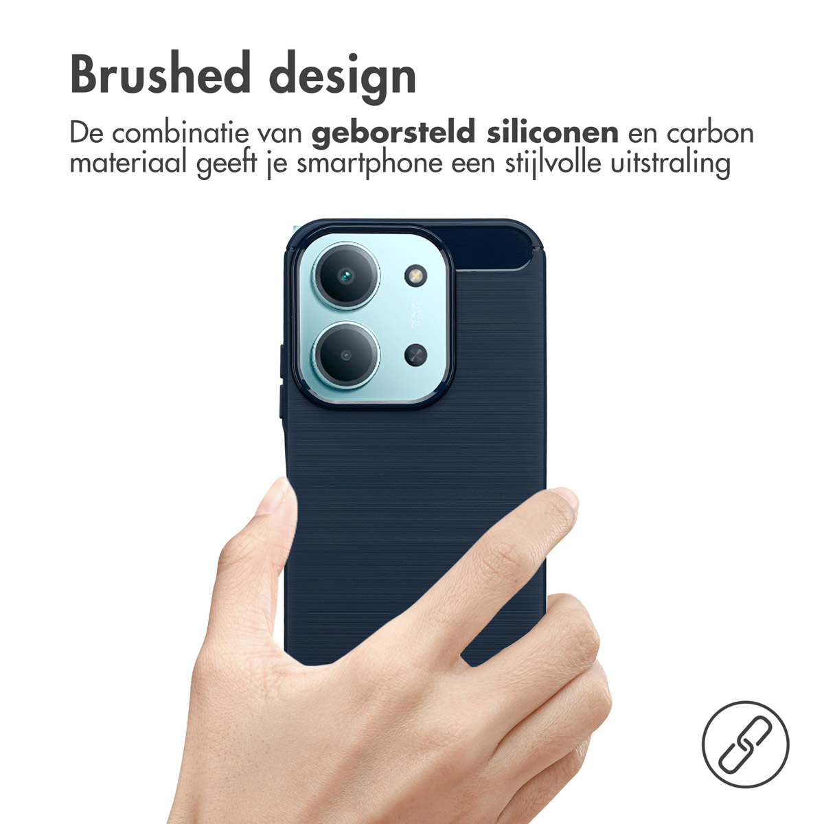 Een hand die een donkerblauwe telefoonhoes vasthoudt met een geborstelde textuur. De hoes heeft cameralenzen. Tekst: Geborsteld ontwerp.