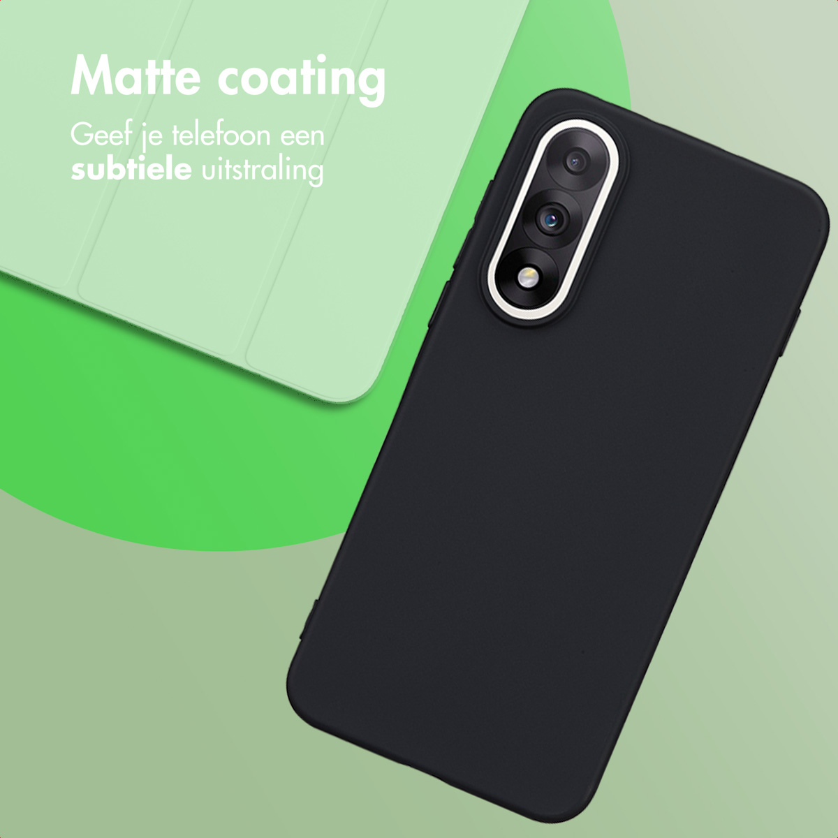 Custodia nera per telefono con fotocamera, su superficie verde, con custodia per tablet verde chiaro parzialmente visibile. Testo: Rivestimento opaco.