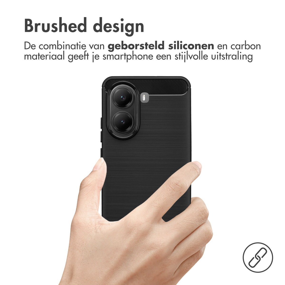 Una mano tiene una custodia per smartphone nera con un design spazzolato. La custodia ha un ritaglio per la fotocamera, e lo sfondo è bianco.