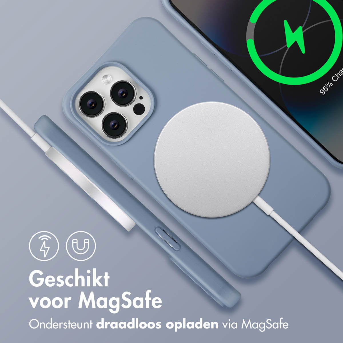 Een telefoon in een blauwe hoes met een MagSafe-oplader. De telefoon toont een oplaadsymbool. Tekst luidt 'Geschikt voor MagSafe'.