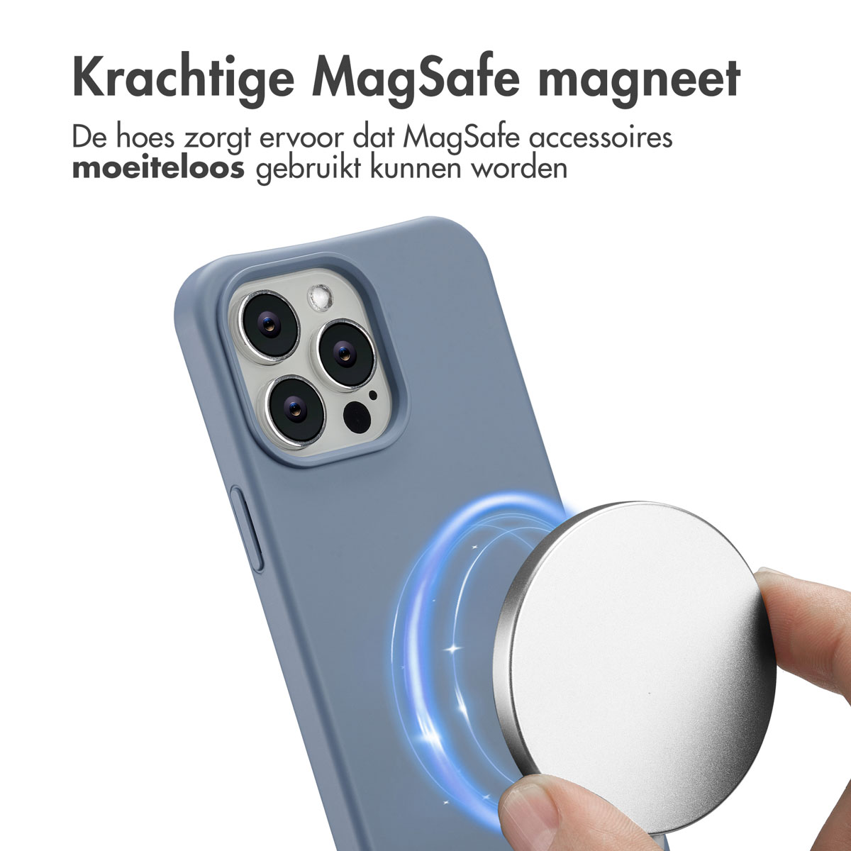 Een hand die een zilveren magnetische schijf vasthoudt in de buurt van een blauwe telefoonhoes. De tekst luidt 'Kractige MagSafe magneet'.