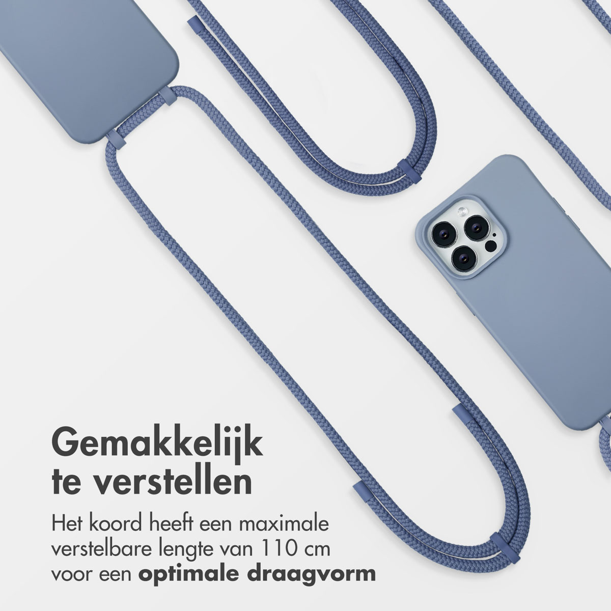 Een lichtblauwe telefoonhoes met bijpassend koordje ligt op een witte ondergrond. Nederlandse tekst: Gemakkelijk verstelbaar, max. 110 cm lengte.