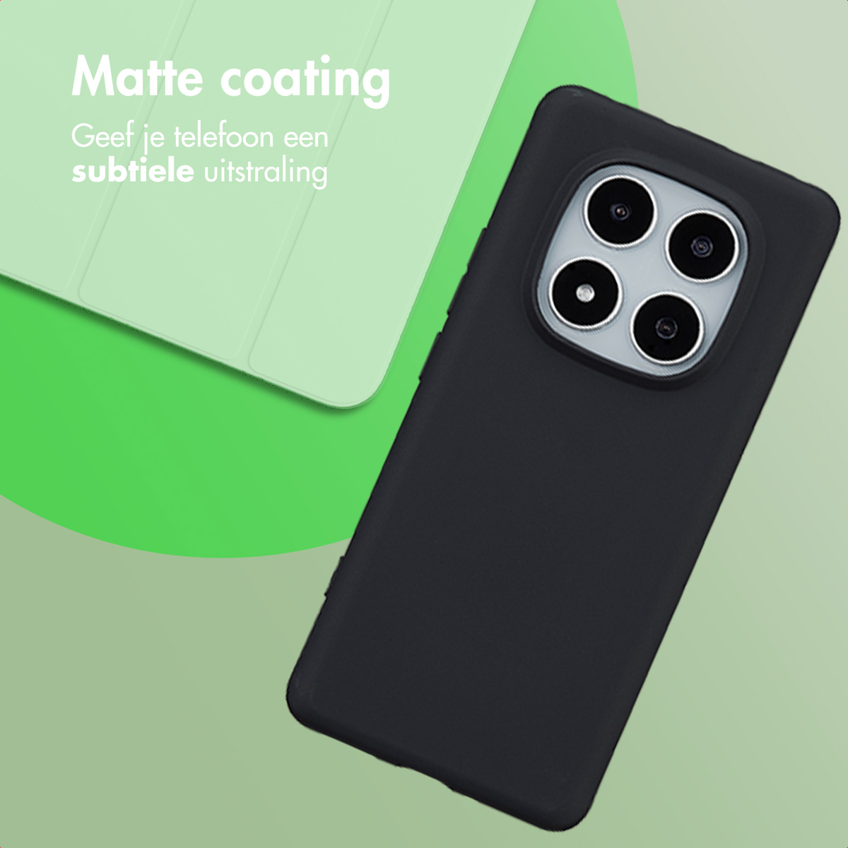 Zwarte telefoonhoes met cameralenzen, op groene achtergrond. Tekst: Matte coating.