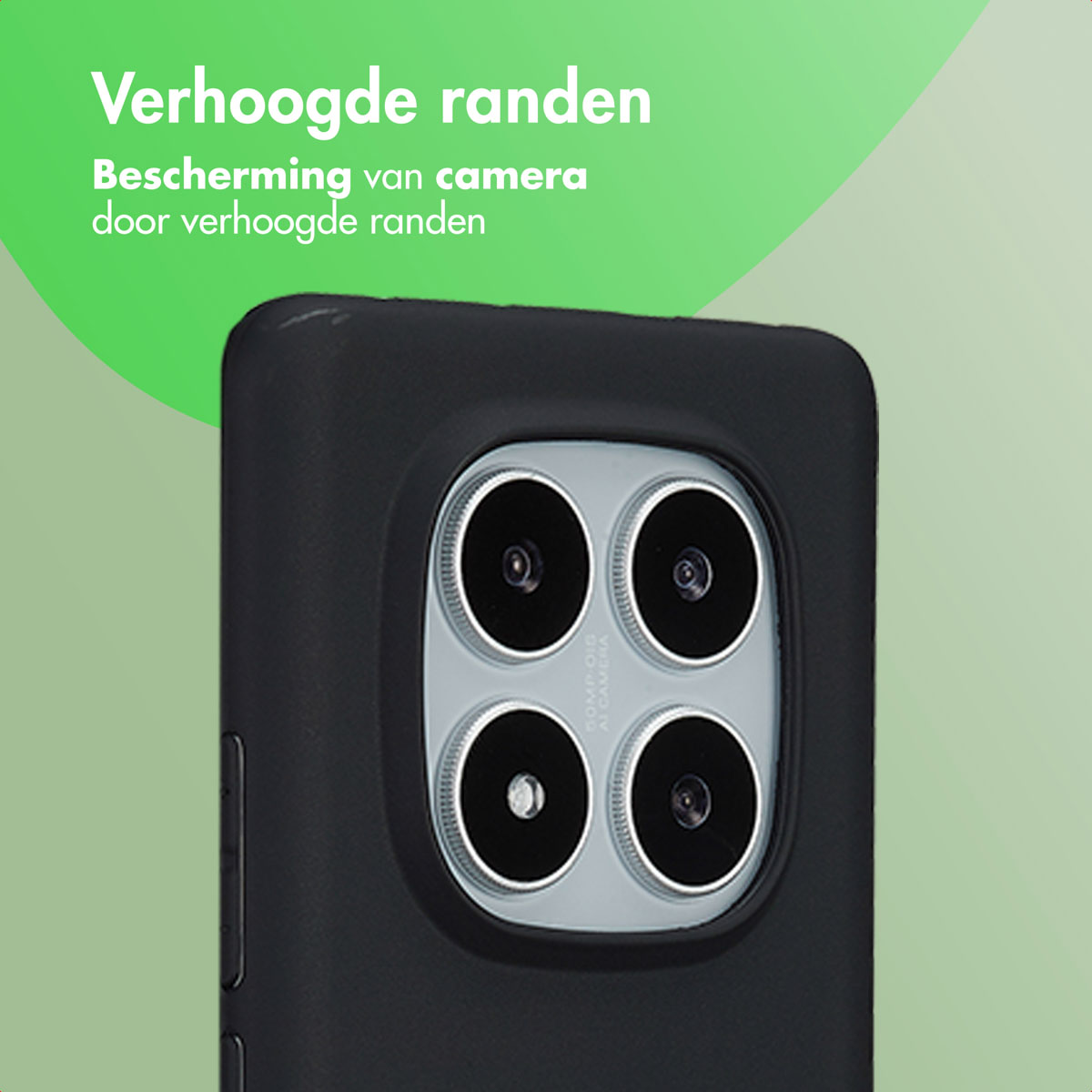 Close-up van een zwarte telefoonhoes met vier cameralenzen. De achtergrond is een verloop van groen en lichtgroen.