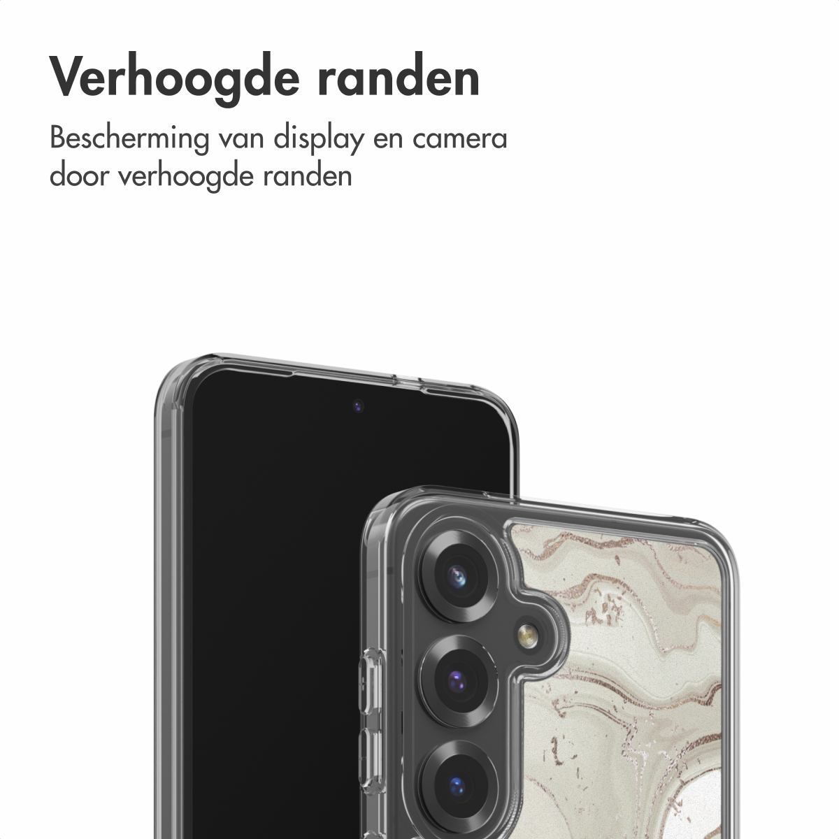 Twee telefoons met doorzichtige hoesjes worden getoond. De hoes van één telefoon heeft een marmeren design. De hoesjes hebben verhoogde randen voor scherm- en camerabescherming.