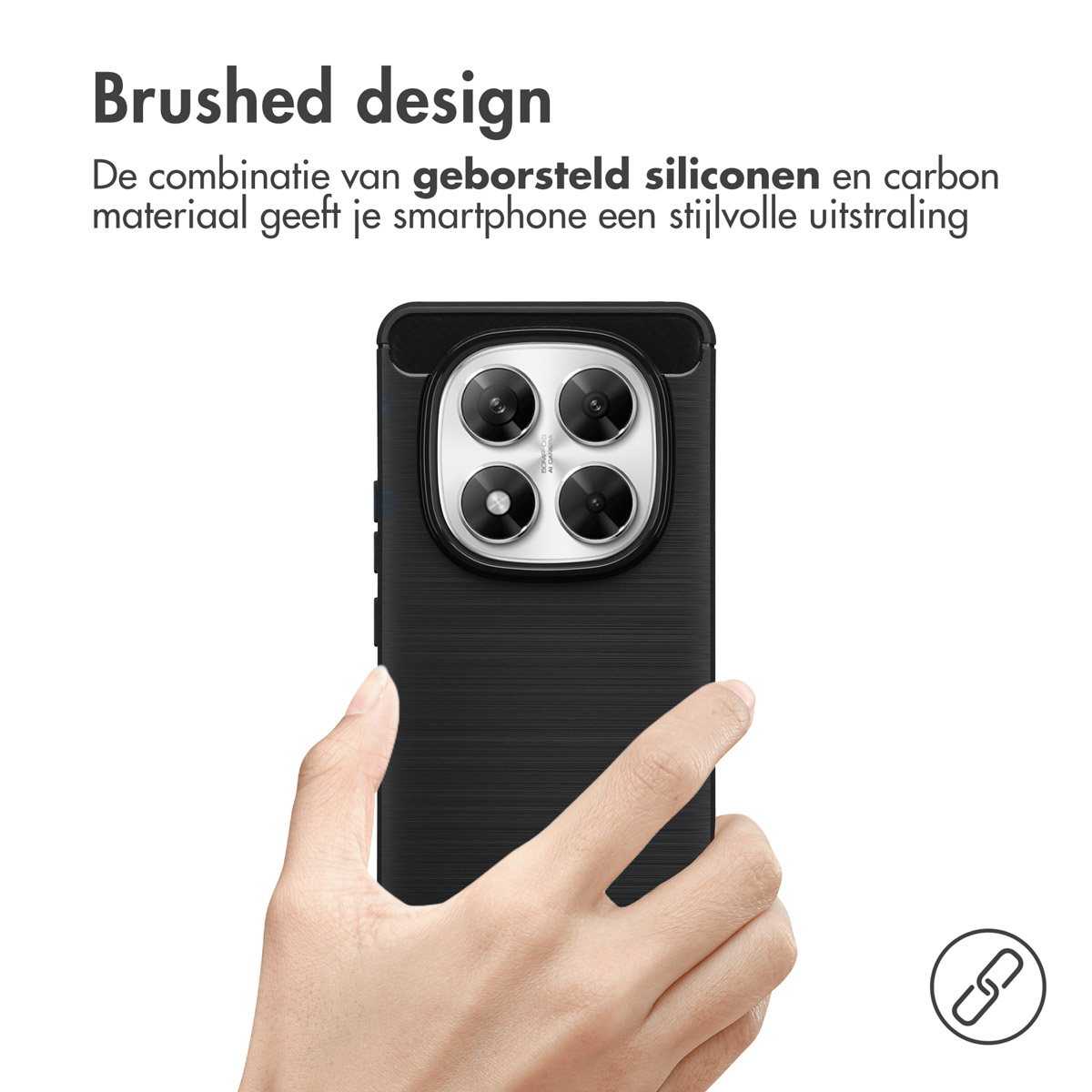 Een hand die een zwarte telefoonhoes vasthoudt met een geborsteld ontwerp. De hoes heeft een cameramodule met vier lenzen. Tekst: Brushed design.