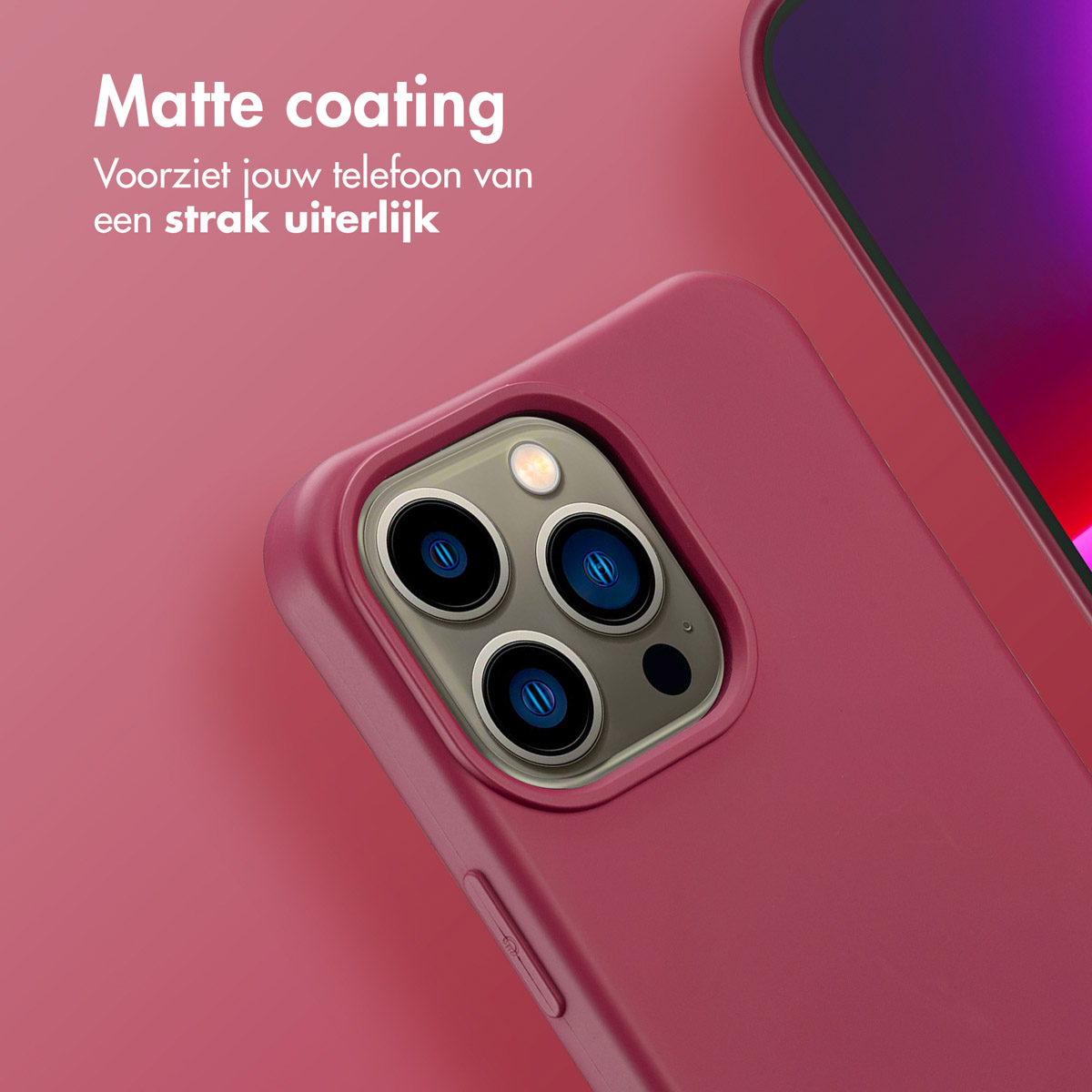 Close-up van een rode telefoonhoes met een drievoudige cameralens. De achtergrond is een roze en paarse gradiënt. Tekst: 'Matte coating'.