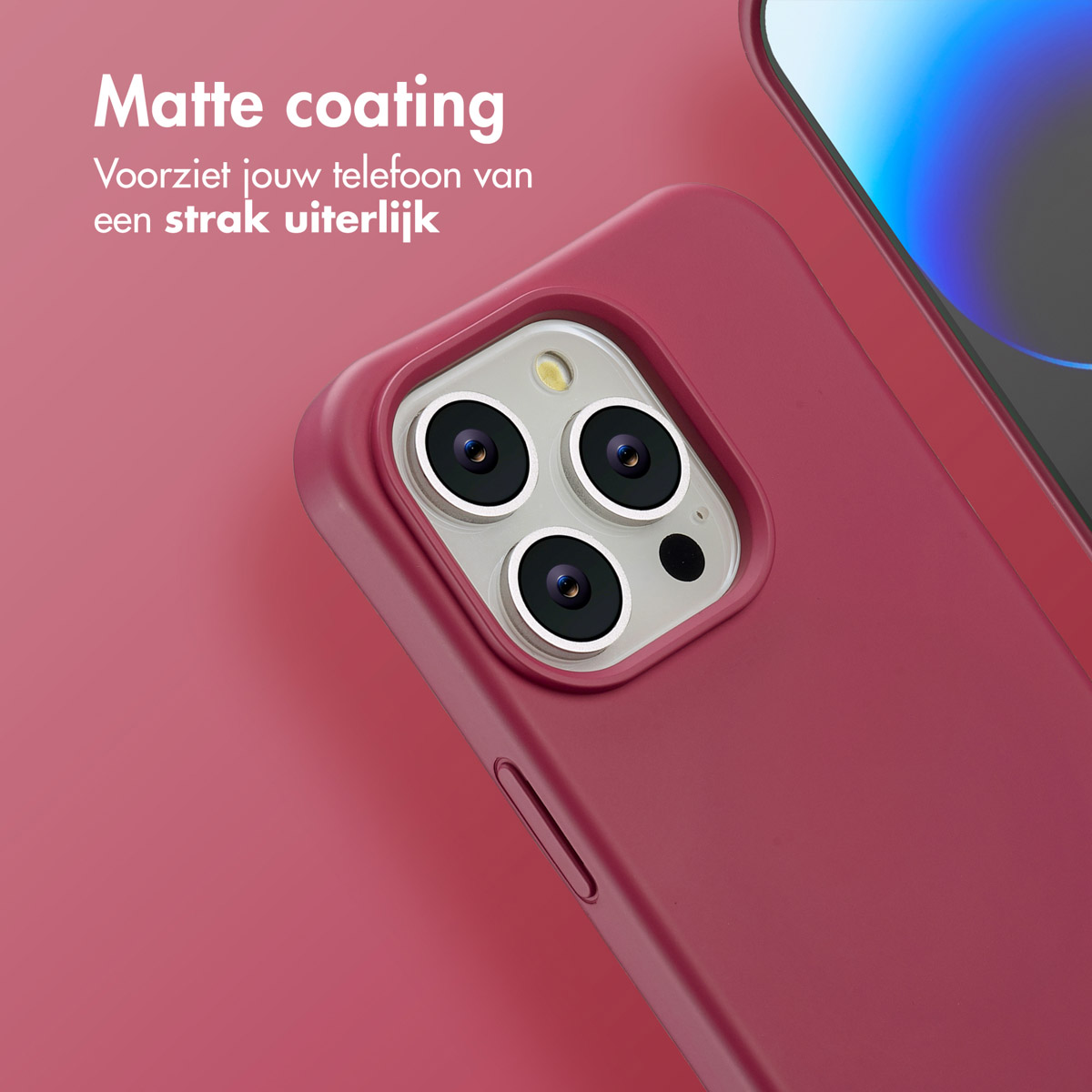 Close-up van een rode telefoonhoes met een drievoudige lenscamera. De tekst luidt 'Matte coating' en 'Voorziet jouw telefoon van een strak uiterlijk'.