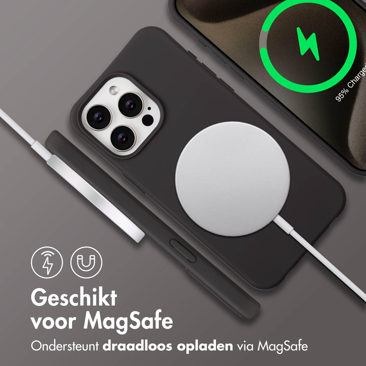 Zwarte telefoonhoes met een MagSafe-oplader aangesloten op een telefoon. Het scherm toont een oplaadicoon bij 95%.