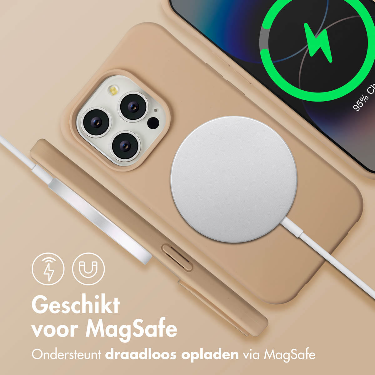 Telefoon draadloos opladen op een MagSafe-oplader. De telefoon is beige, de oplader zilver. 95% opgeladen wordt weergegeven.