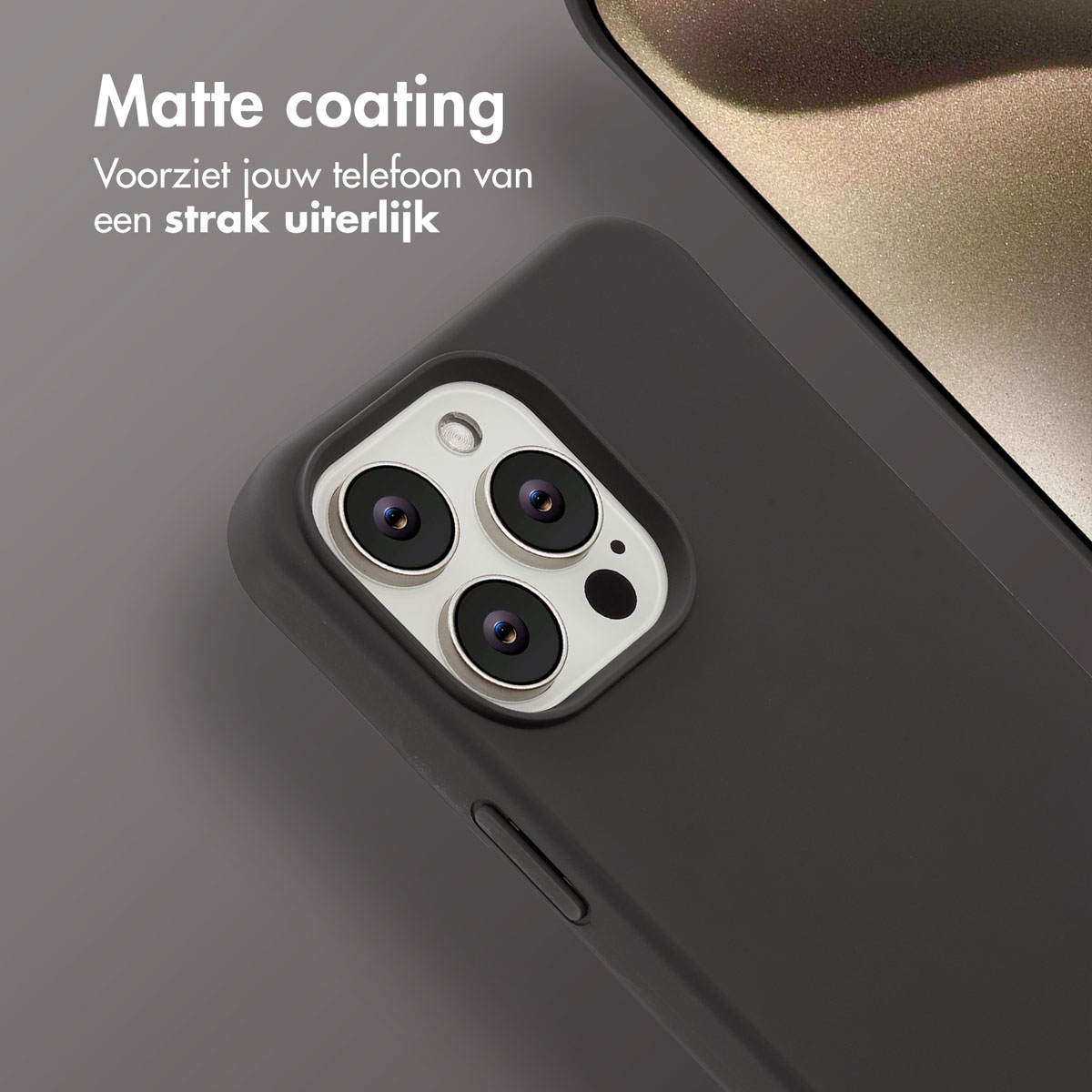 Close-up van een zwarte telefoonhoes met cameralenzen. Tekst 'Matte coating' en Nederlandse tekst. Grijze achtergrond.