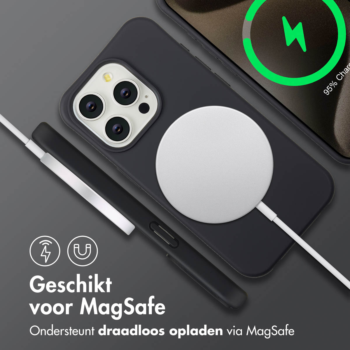 Téléphone noir avec chargeur blanc et chargeur MagSafe. L'écran affiche 95% de charge.