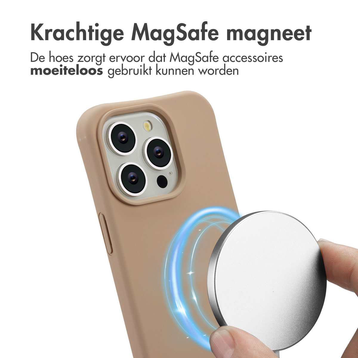 Een bruin telefoonhoesje met een zilveren schijf die door een hand wordt bevestigd. Blauwe magnetische lijnen omringen de schijf en de telefoon.