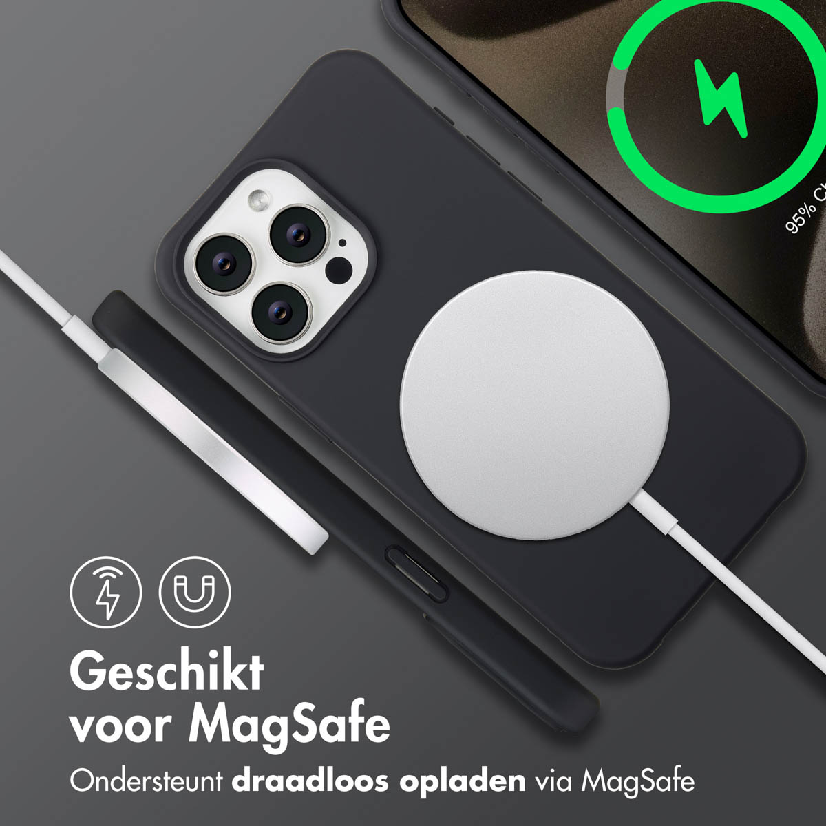 Een iPhone met een MagSafe-lader. De telefoon zit in een zwarte hoes. De lader is wit en aangesloten op de telefoon. Een groene bliksemschicht is zichtbaar.