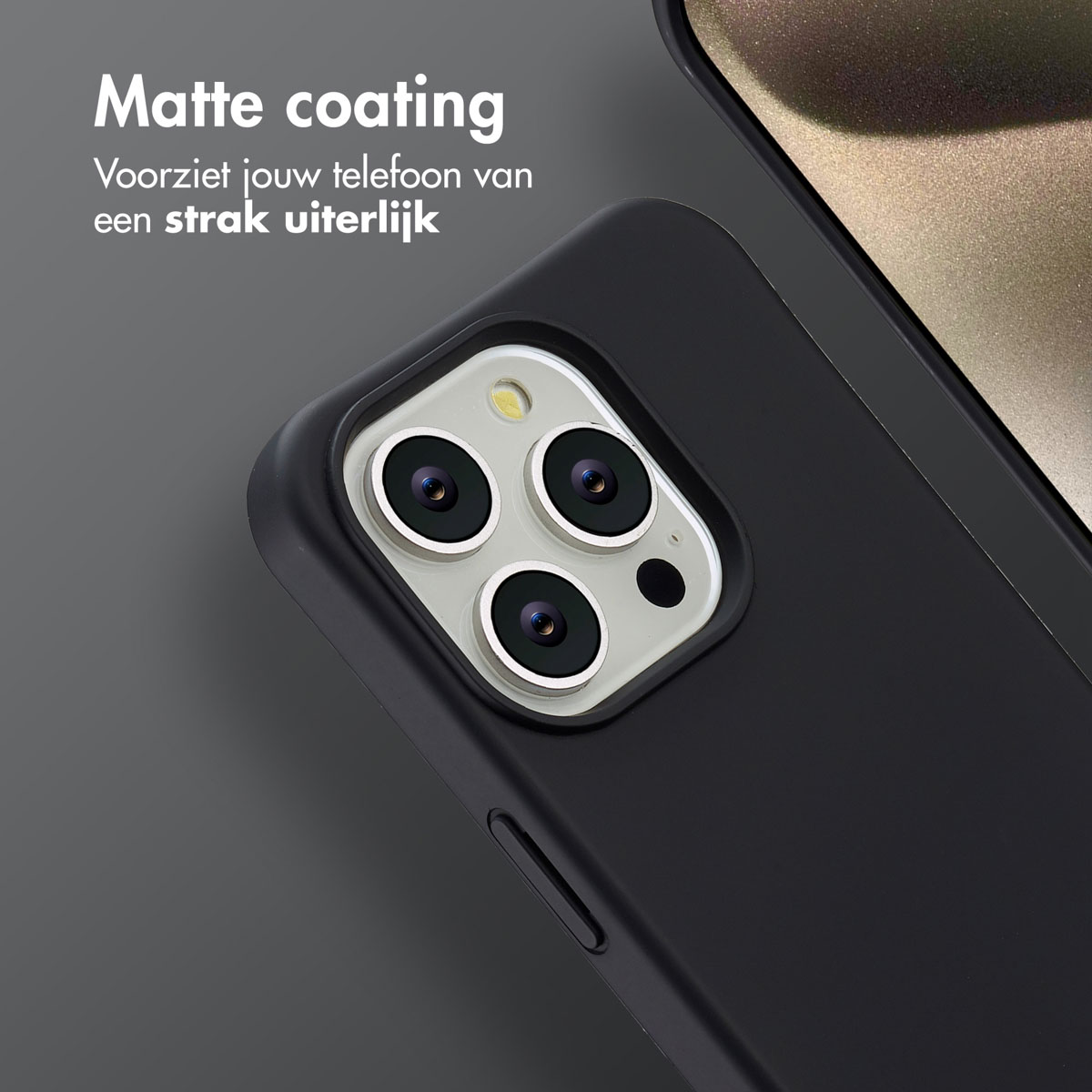 Gros plan sur une coque de téléphone noire avec un module caméra. La coque a une finition mate. Le fond est gris.