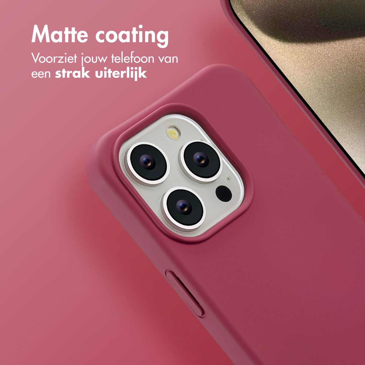Een close-up van een bordeauxrode telefoonhoes met een camera-array. Tekst zegt "Matte coating" en andere Nederlandse tekst. Roze achtergrond.