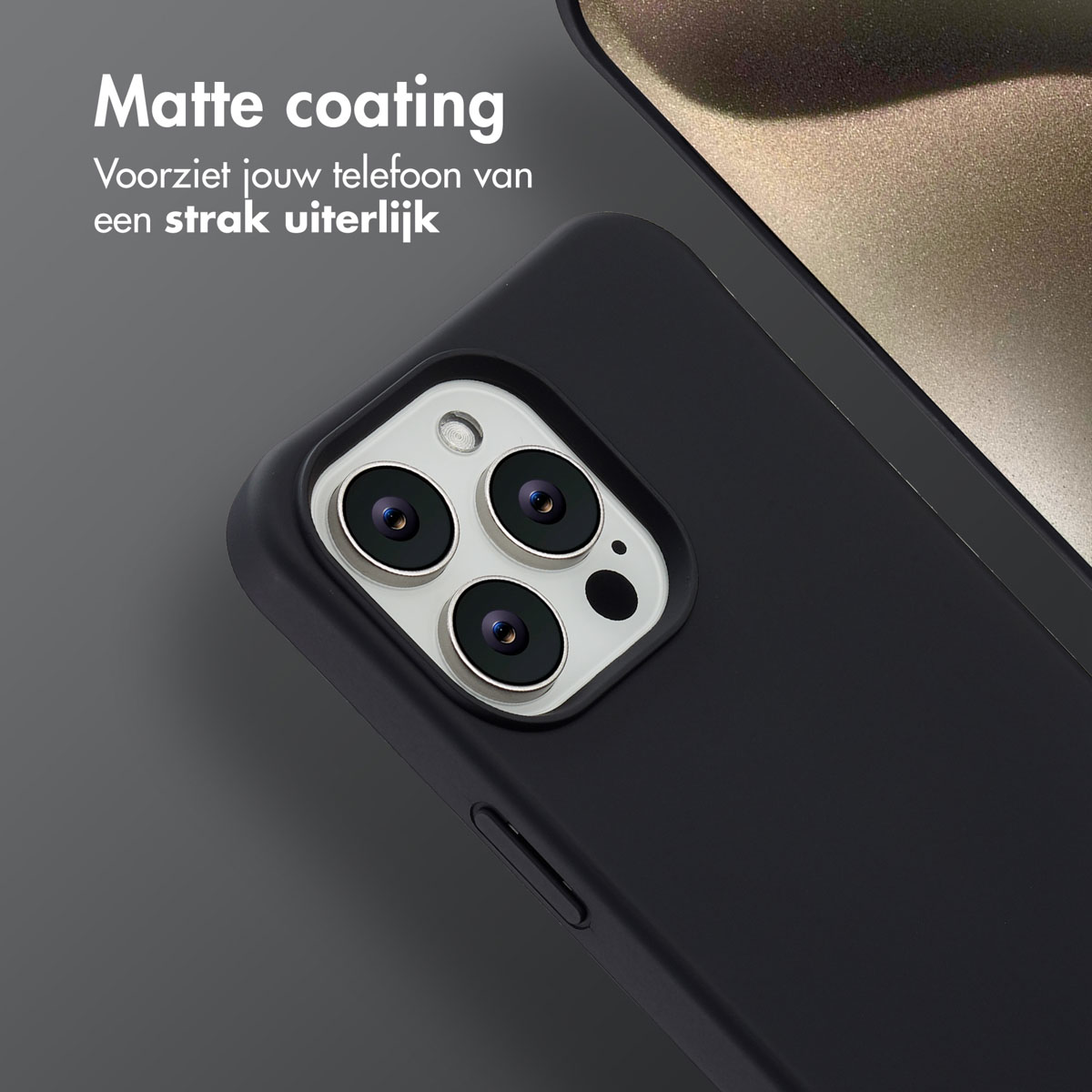 Close-up van een zwarte telefoonhoes. De cameralenzen van de telefoon zijn zichtbaar. Tekst op de achtergrond: 'Matte coating' en 'Voorziet jouw...'