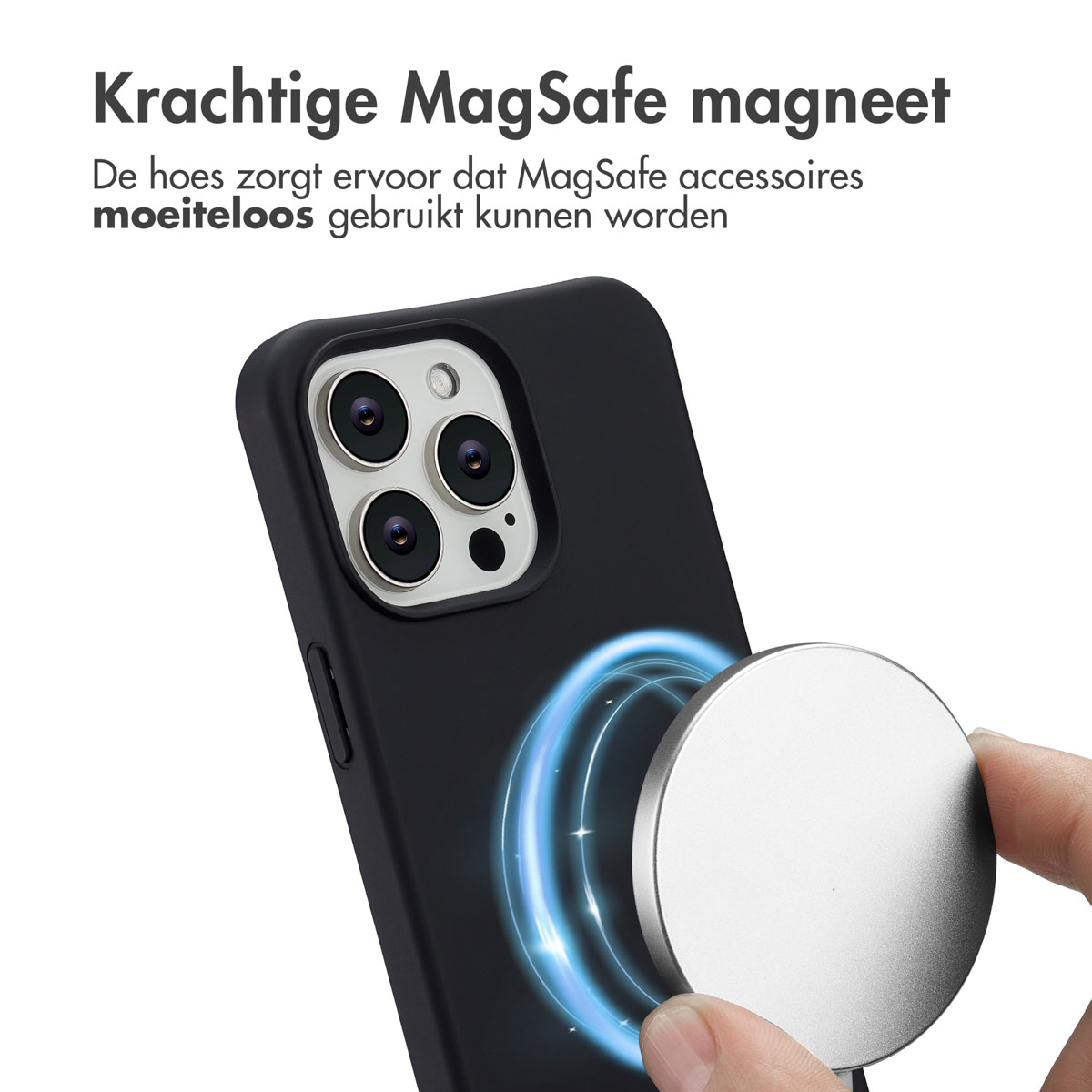 Een zwarte telefoonhoes met een zilveren cameramodule, een zilveren schijfmagneet wordt bevestigd. Tekst: Krachtige MagSafe magneet.
