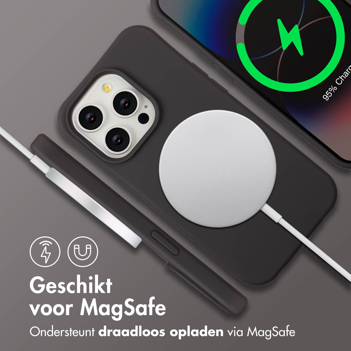 Een telefoon met een zwarte hoes laadt draadloos op met een witte MagSafe-oplader. Het scherm toont een oplaadpictogram.