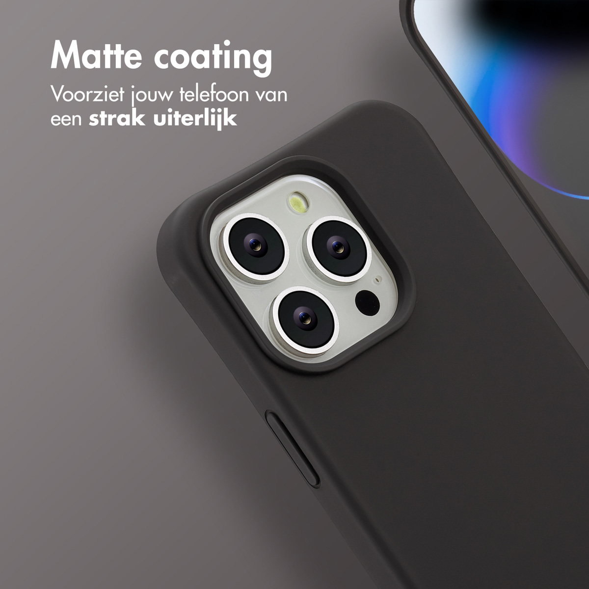 Close-up van een zwarte telefoonhoes met een matte afwerking. De cameralenzen van de telefoon zijn zichtbaar. De achtergrond is grijs met tekst.