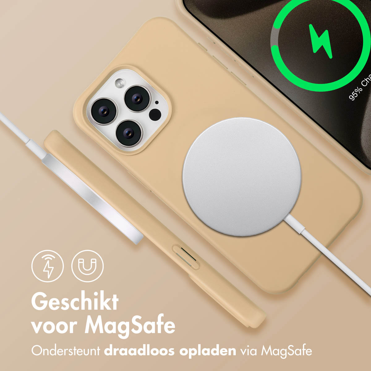 Een iPhone met een MagSafe-oplader. De telefoon heeft een beige hoesje. Het scherm toont een oplaadsymbool. Tekst: Geschikt voor MagSafe.