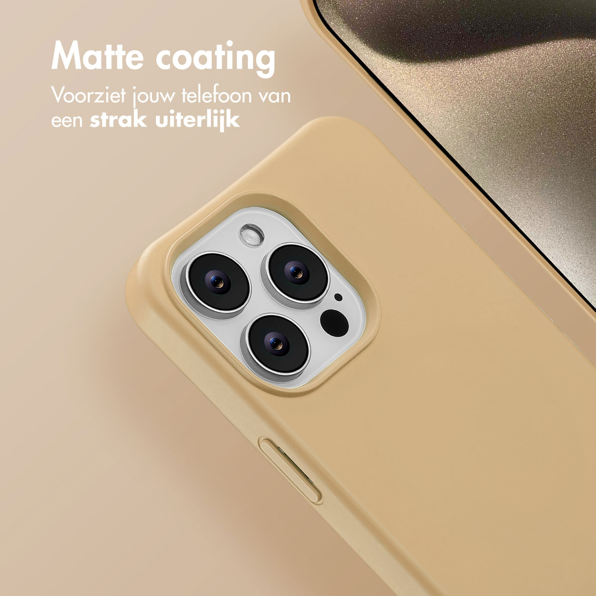 Close-up van een telefoonhoesje met drie cameralenzen. De hoes is beige en mat. Achtergrond is een telefoonscherm en beige oppervlak.