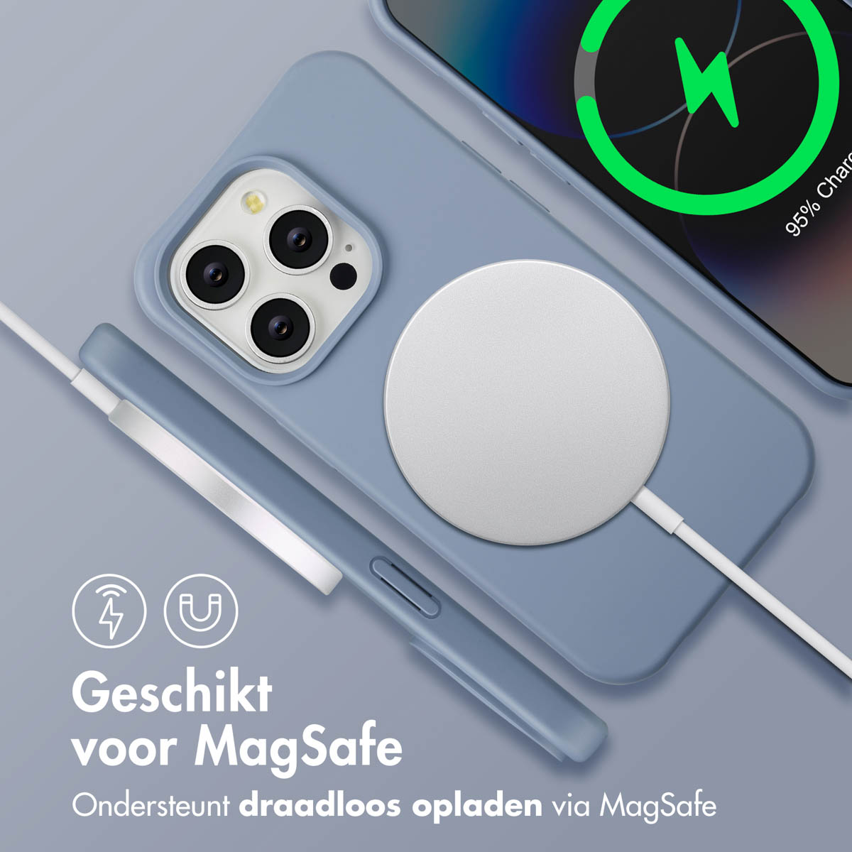 Een telefoon met een blauwe hoes wordt draadloos opgeladen. Een witte oplader is aangesloten. Het scherm toont 95% opgeladen.
