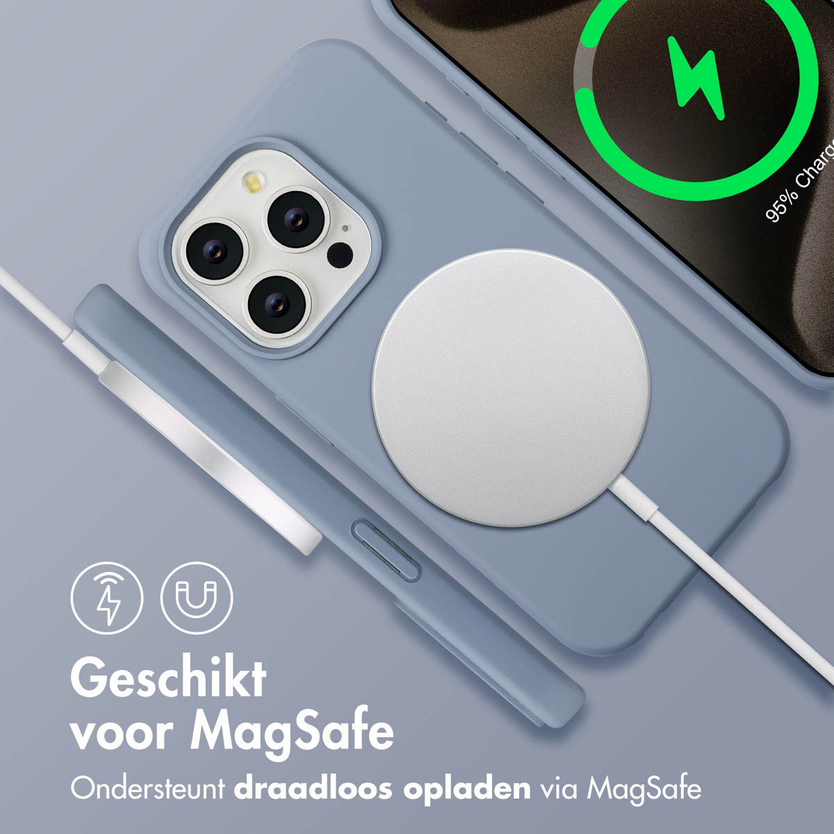 Een blauwe telefoonhoes met oplader. De telefoon toont een groen oplaadpictogram. Tekst: 'Geschikt voor MagSafe'.