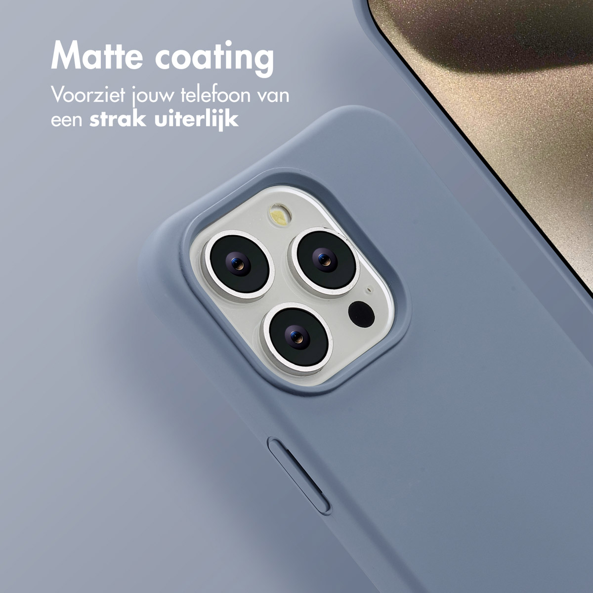 Close-up van een telefoonhoesje. De hoes is blauwgrijs en de cameralenzen zijn zichtbaar. Tekst bovenaan zegt 'Matte coating'.